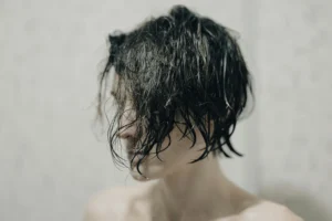 季節の変わり目の髪のパサつき原因と、すぐできる3つのヘアケア対策