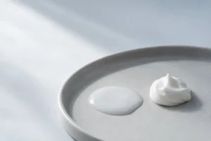 乳液とクリーム、べたつきが苦手ならどちらを選ぶ？