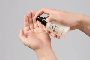 ヘアオイルがべたつく原因は?正しい適量と使い方、トリートメントとの違い