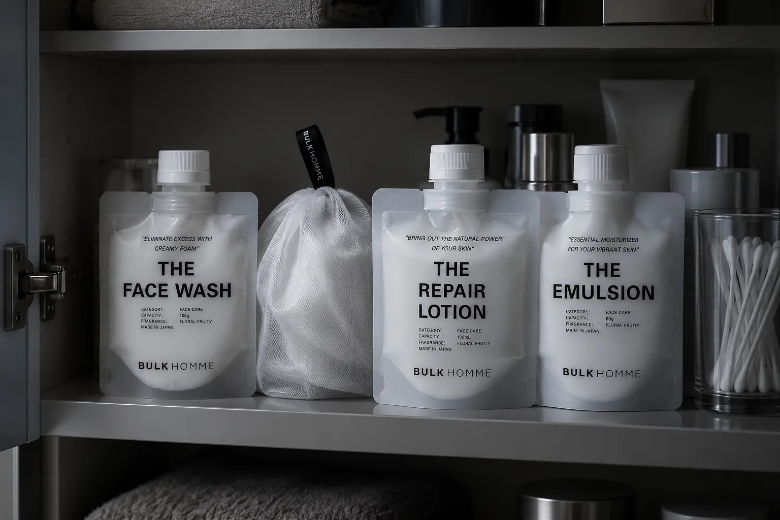 スキンケアの保管棚。THE FACE WASH・THE REPAIR LOTION・THE EMULSIONの全画面写真