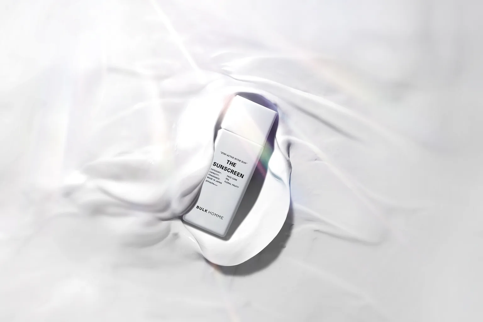 白いクリームに沈めた日焼け止めボトル、THE SUNSCREENの実写